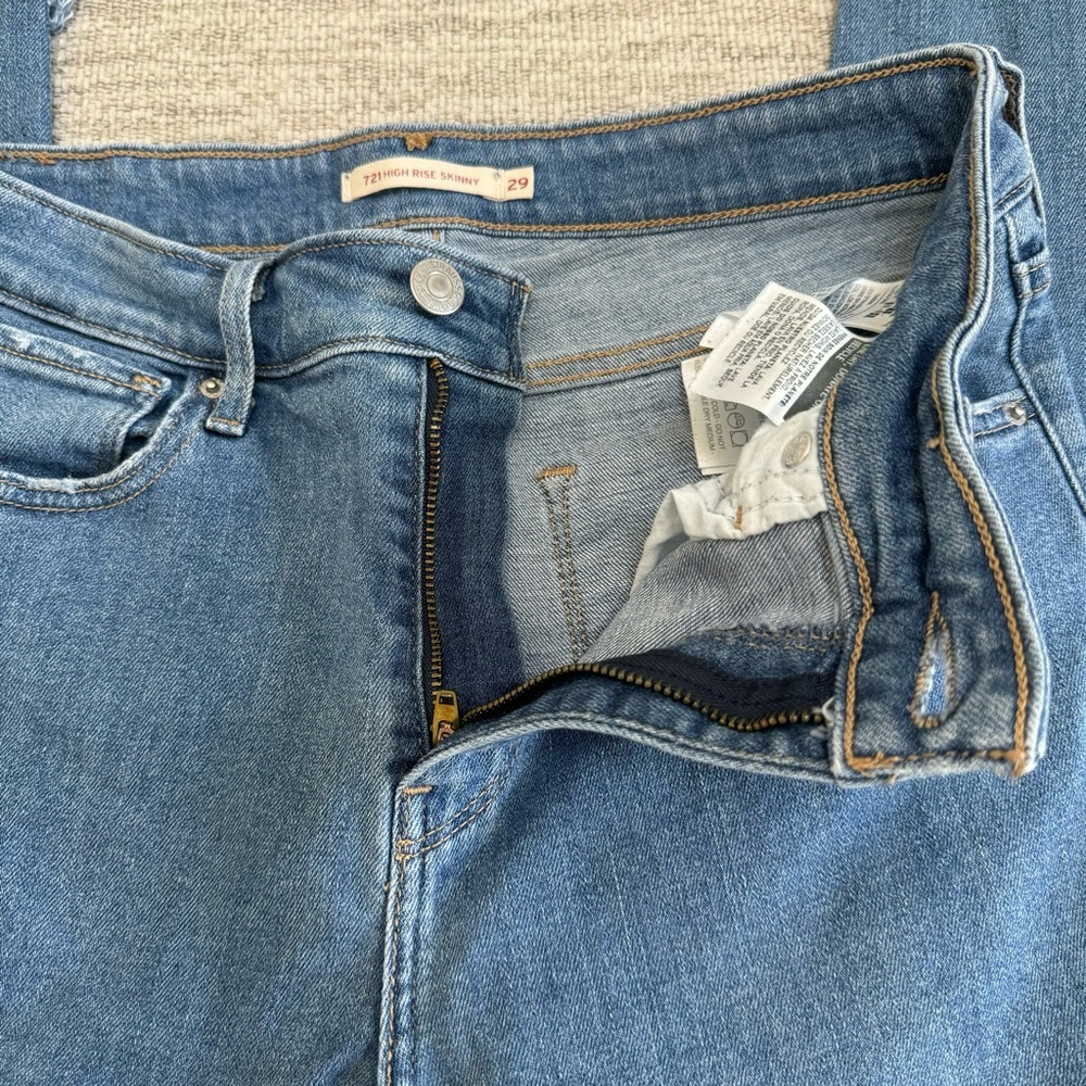 Levi’s High Rise Jeans - Picture 4 of 7
